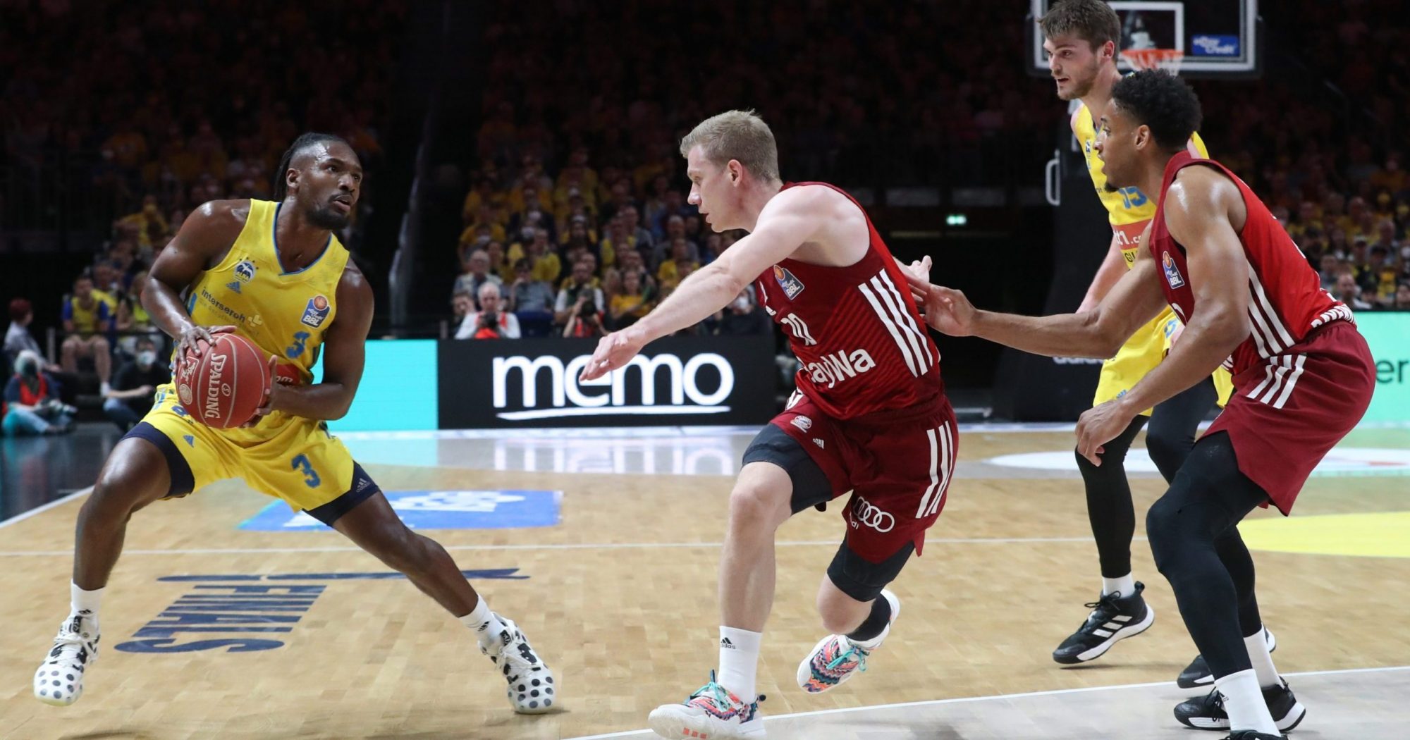 basketball bundesliga players fighting for a ball