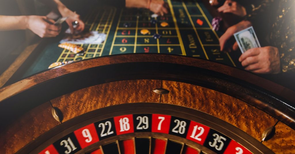 players playing roulette